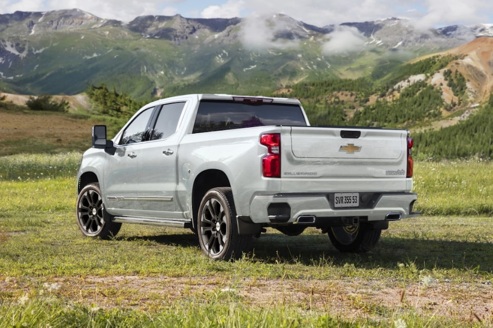 Imagem mostrando o emblema exclusivo da Silverado High Country.