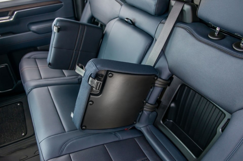 Imagem da parte traseira de uma Chevrolet Silverado, com foco na caçamba.