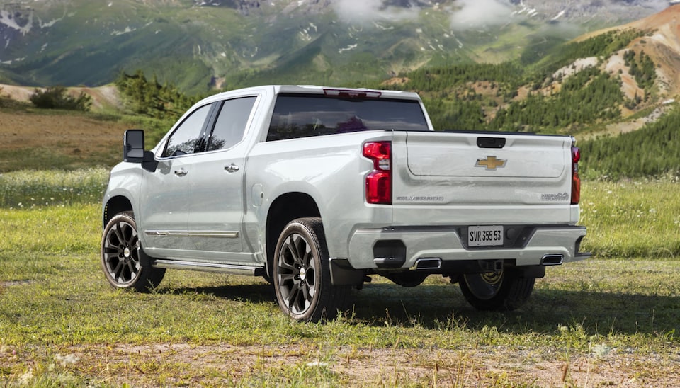 Imagem da Nova Chevrolet Silverado 2025 na cor Branco Summit.