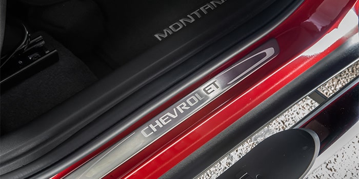 Soleiras em alumínio: confira à nova Chevrolet Montana 2023 um acabamento que, além de inovador, protege a pintura do veículo.