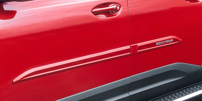 Detalhes que fazem a diferença: com o friso lateral a nova Chevrolet Montana fica ainda mais elegante e imponente.