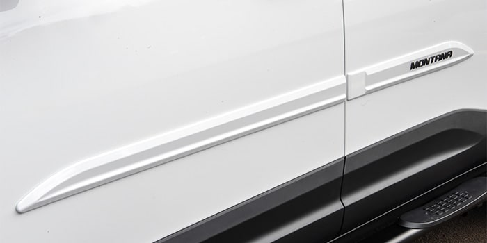 Detalhes que fazem a diferença: com o friso lateral a nova Chevrolet Montana fica ainda mais elegante e imponente.