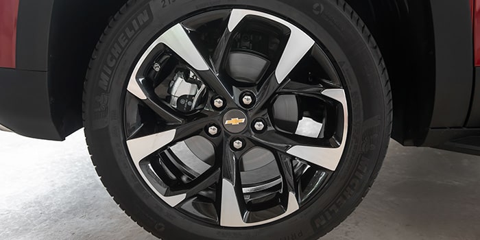 Detalhes que fazem a diferença: adicione charme e elegância à nova Chevrolet Montana 2023 com as exclusivas rodas em alumínio.