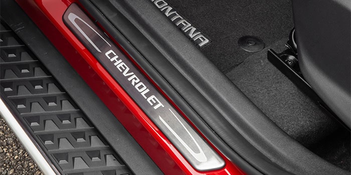 Detalhes que fazem a diferença: adicione charme e elegância à nova Chevrolet Montana 2023 com a soleira de porta iluminada.