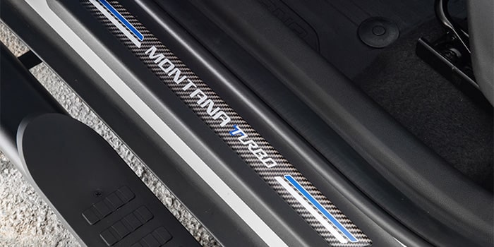 Detalhes que fazem a diferença: adicione charme e elegância à nova Chevrolet Montana 2023 com a soleira de porta iluminada.