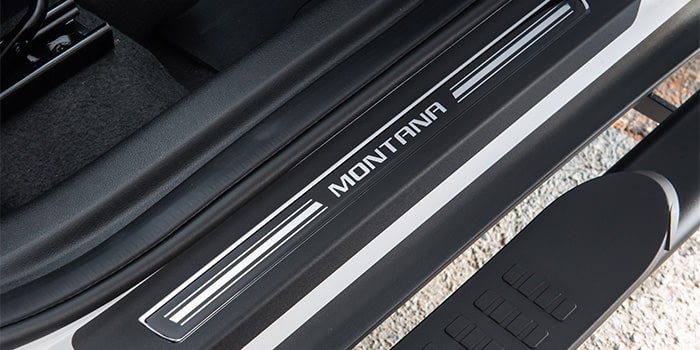 Detalhes que fazem a diferença: adicione charme e elegância à nova Chevrolet Montana 2023 com a soleira de porta iluminada.