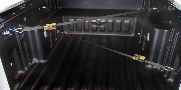 Cinta para amarração de carga com catraca: resistente e fácil de manusear, ideal para prender as cargas com o máximo de segurança na caçamba da Nova Chevrolet Montana 2023.