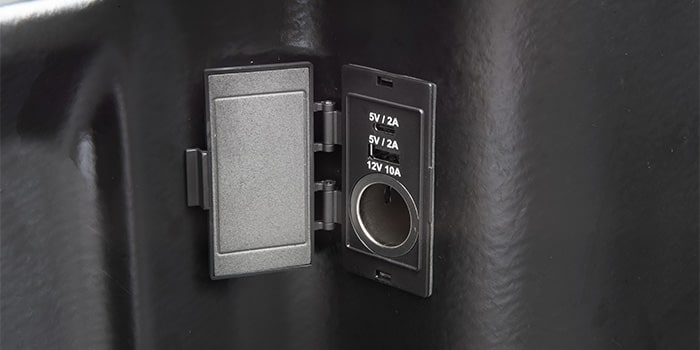 Entrada USB, USB-C w 12v: toda a conveniência ao alcance das suas mãos também na caçamba da Nova Chevrolet Montana 2023.