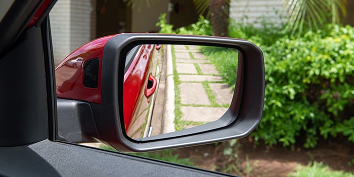 Tilt Down: ajuste o espelho retrovisore direito da Nova Chevrolet Montana automaticamente ao engatar a marcha ré.