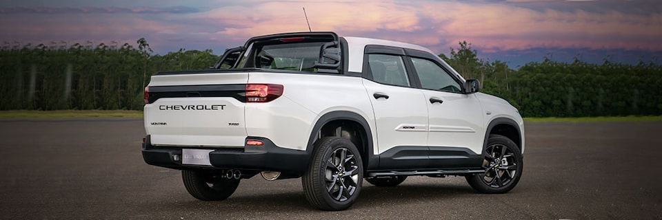 Com o Pacote Multi-Flex II, além da versatilidade, você adiciona ainda mais requinte e tecnologia à sua Nova Chevrolet Montana com capota marítima rígida elétrica e bandeja organizadora de caçamba, entre outras coisas.