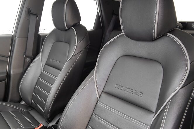 Pacote Elegance: porque a nova Chevrolet Montana 2023 merece todo requinte dos revestimentos premium para os bancos, dos estribos laterais integrados e do emblema Chevrolet cromado e alto relevo, entre muitas outras coisas.