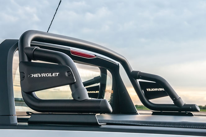 O pacote Off Road foi desenhado para quem deseja viver as maiores e melhores aventuas a bordo da nova Chevrolet Montana, com Santo Antônio e estribos laterais tubulares pretos e muito mais.