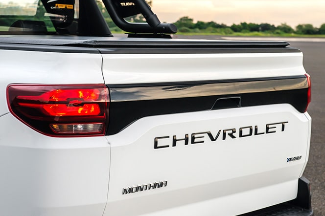 O pacote Sport foram criados para adicionar um quê de esportividade à nova Chevrolet Montana 2023, com Santo Antônio integrado e extensor do para-choque dianteiro, entre outras coisas.