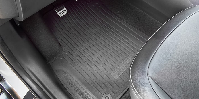 Tapetes de PVC: alta resistência, design premium e a melhor proteção contra sujeira e derramamento de líquidos para o interior da sua Nova Chevrolet Montana 2023.