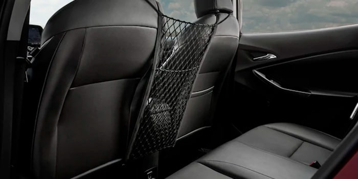 A rede porta-objetos para banco foi pensada para transportar itens com fácil acesso dentro da Nova Chevrolet Montana 2023.