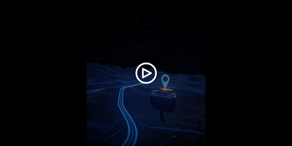Frame de vídeo predominantemente escuro com elementos gráficos azuis brilhantes retratando uma estrada, um ícone de localização e um veículo contectao ao OnStar
