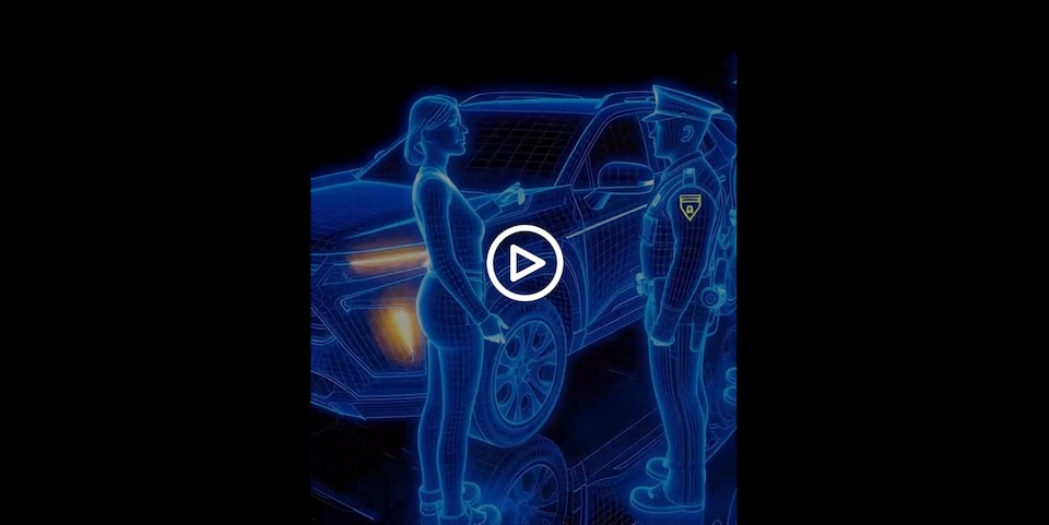 Frame de vídeo predominantemente escuro com elementos gráficos azuis brilhantes retratando um policial conversando com uma motorista cujo carro é conectado ao OnStar