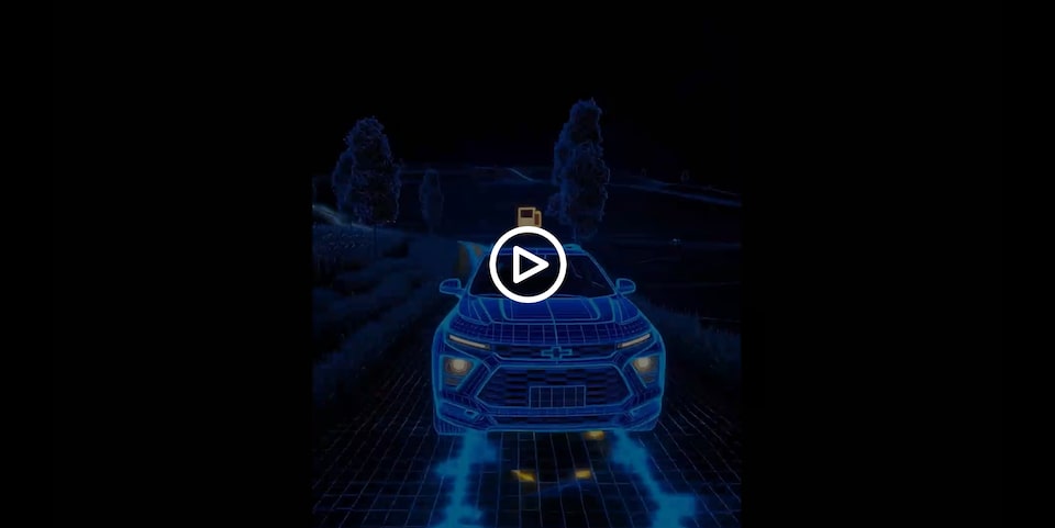 Frame de vídeo predominantemente escuro com elementos gráficos azuis brilhantes retratando uma estrada, um ícone de combustível e um veículo contectao ao OnStar