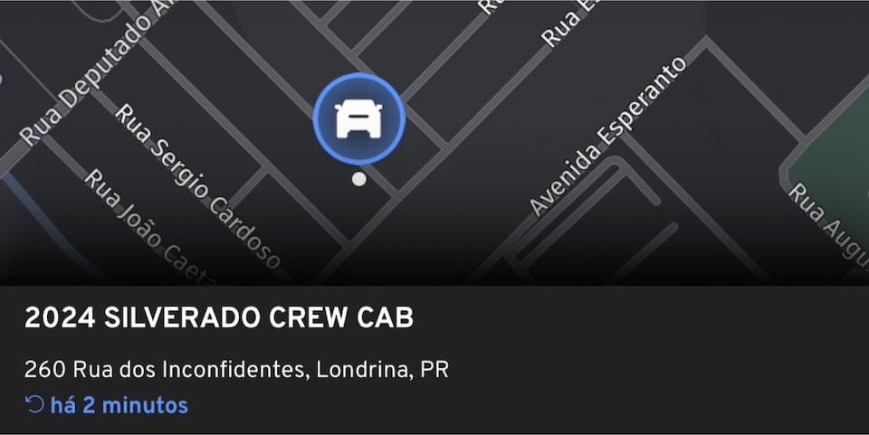 Tela de localização do veículo em um mapa digital mostrando o ícone de um carro com o modelo 2024 Silverado Crew Cab e indicação de localização atualizada há 2 minutos.