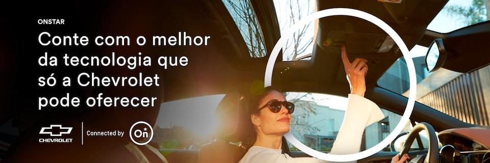Imagem de uma mulher dentro de um veículo Chevrolet, acionando o botão OnStar.