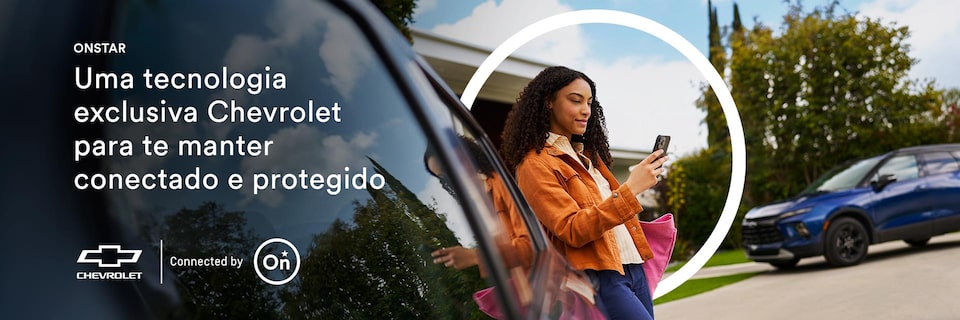 Imagem de uma mulher usando o celular, encostada em um veículo Chevrolet.