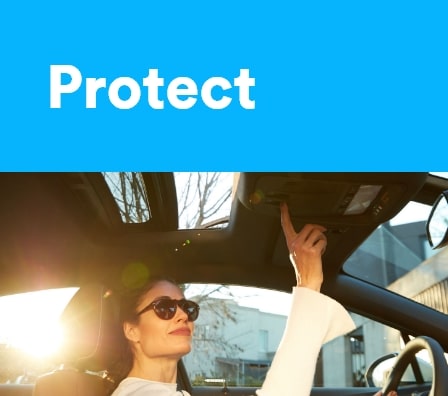 Imagem de uma mulher dentro de um veículo Chevrolet acionando o botão OnStar.