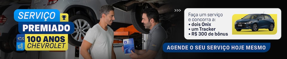 Banner quadrado predominantemente escuro. Ao centro, imagem de um mecânico Chevrolet atendendo um cliente. No canto superior esquerdo, o texto: Serviço premiado 100 anos Chevrolet; à direita, um card com informações sobre a promoção: Faça um serviço e concorra a dois Onix, um Tracker, R$ 300 em bônus. Abaixo do card, o CTA: Agende o seu serviço hoje mesmo.