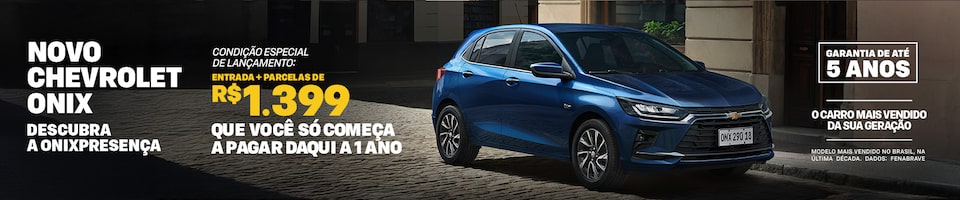 Um Chevrolet Onix azul está estacionado em uma rua de paralelepípedos em frente a prédios clássicos. O texto promocional destaca as condições de lançamento e as opções de financiamento.