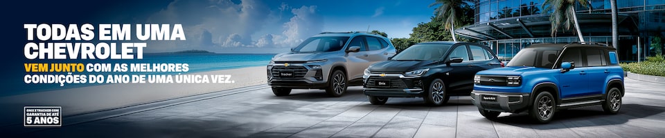 Três veículos Chevrolet - Tracker, Onix e Spark - estão estacionadas em frente a um moderno edifício de vidro, com palmeiras e o oceano ao fundo. O texto anuncia condições especiais e garantia de 5 anos.