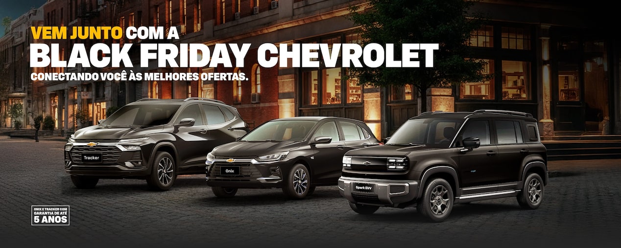 Três veículos Chevrolet - um Tracker, um Onix e um Spark EUV - estão estacionados em uma rua da cidade à noite. A imagem promove a campanha de Black Friday da Chevrolet.
