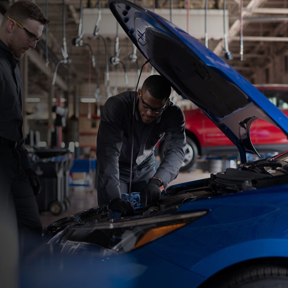 Manutenção da correia banhada a óleo em veículo Chevrolet dentro de oficina especializada