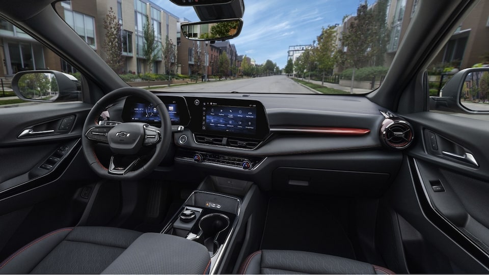 Visão interior do Chevrolet Equinox. Vemos o volante, painel de instrumentos, Chevroler MyLink e parte dos bancos do motorista e passageiro.