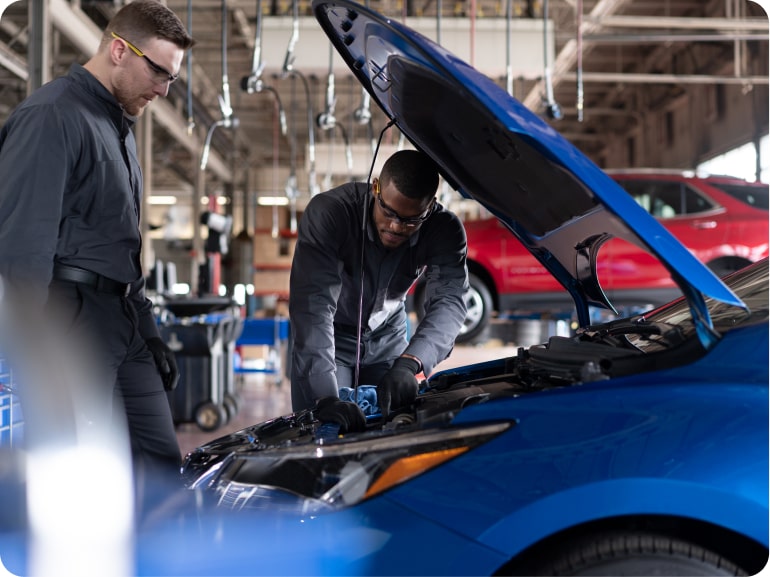 Manutenção da correia banhada a óleo em veículo Chevrolet dentro de oficina especializada
