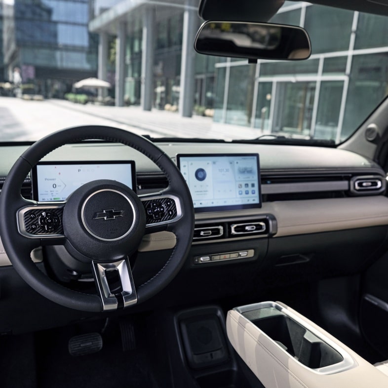 Visão interna do Spark EUV. Vemos o volante, o Painel de instrumentos e o Chevrolet Mylink.
