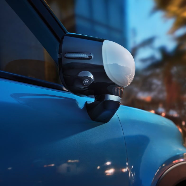 Detalhe para a câmera no retrovisor direito do Chevrolet Spark EUV.
