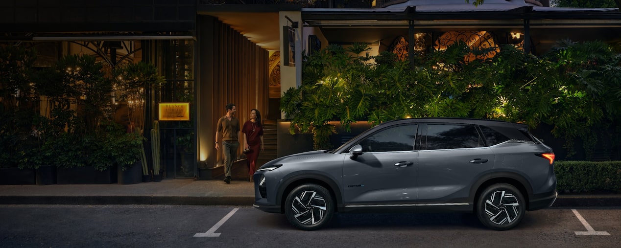 alt text - Programa de seguros e proteção GM Financial para veículos Chevrolet com SUV estacionado em ambiente urbano noturno