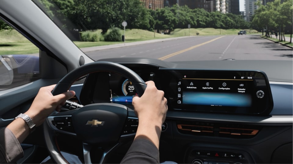 Chevrolet Onix Plus ilustrando todo o seu desempenho e economia de combustível em imagem ambientada na estrada.