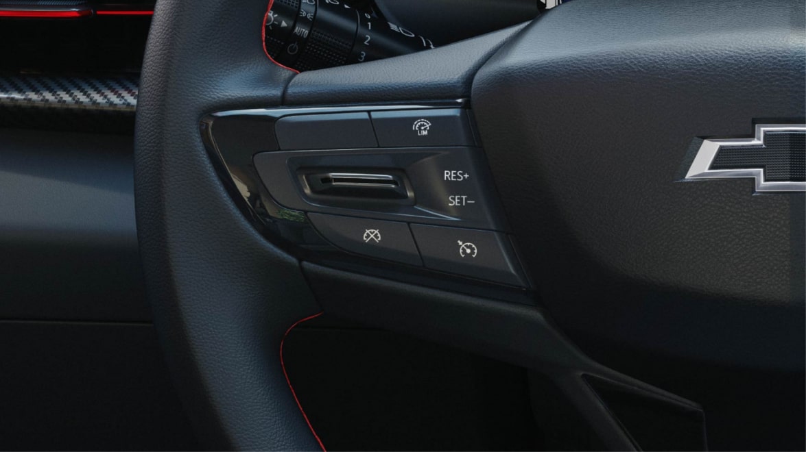 Detalhes dos botões de controle localizados no volante do Chevrolet Onix.
