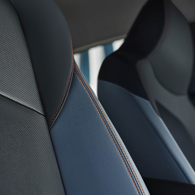 Detalhe dos acabamentos dos bancos do passageiro e do motorista em um Chevrolet Onix.