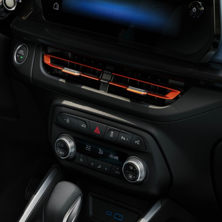 Detalhe das saídas de ar-condicionado de um Chevrolet Onix.