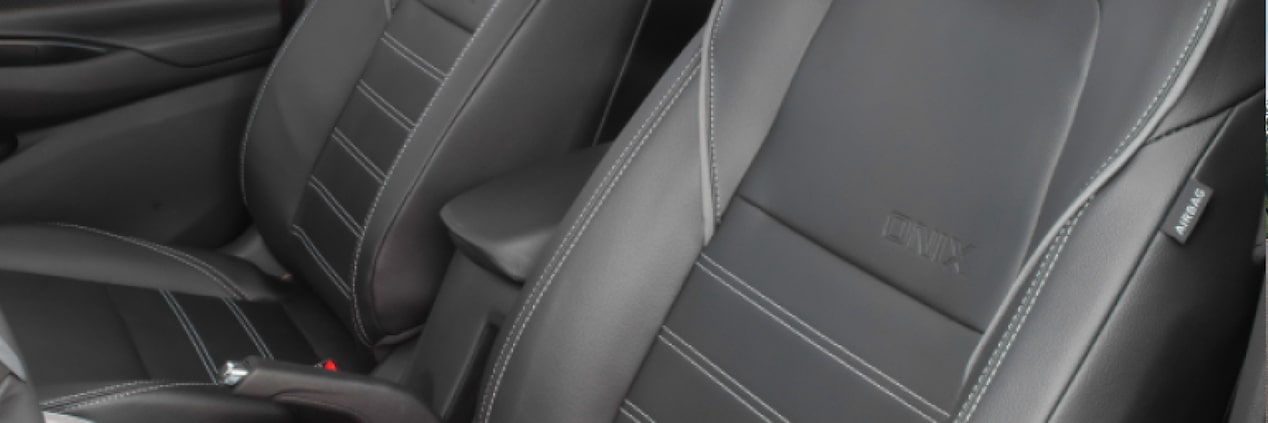 Detalhe dos bancos do motorista e do passageiro do Chevrolet Onix Plus para ilustrar a página de acessórios dedicada ao mesmo veículo.