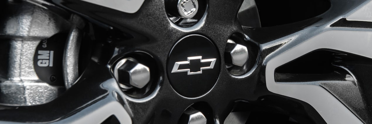 Detalhe da roda do Chevrolet Onix Plus para ilustrar a página de acessórios dedicada ao mesmo veículo.