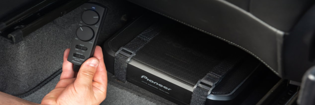 Detalhe do subwoofer JBL que ilustra a página de acessórios originais do Chevrolet Onix Plus.