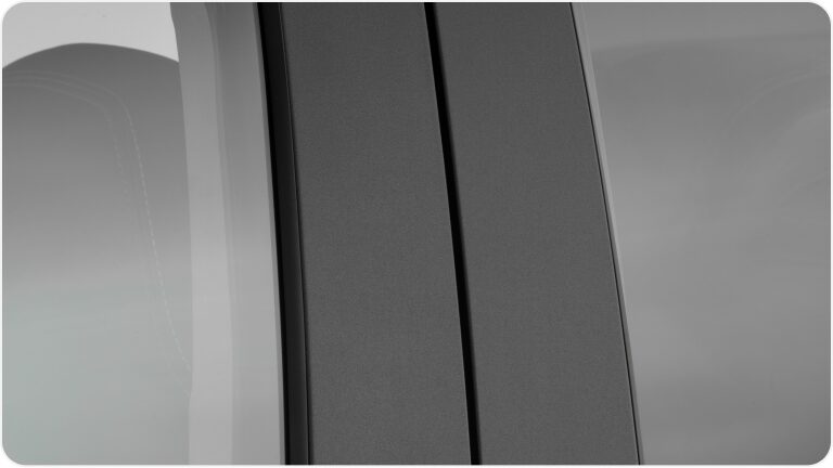 Detalhe do adesivo de porta cinza fosco B que ilustra a página de acessórios originais Chevrolet do Onix Plus.