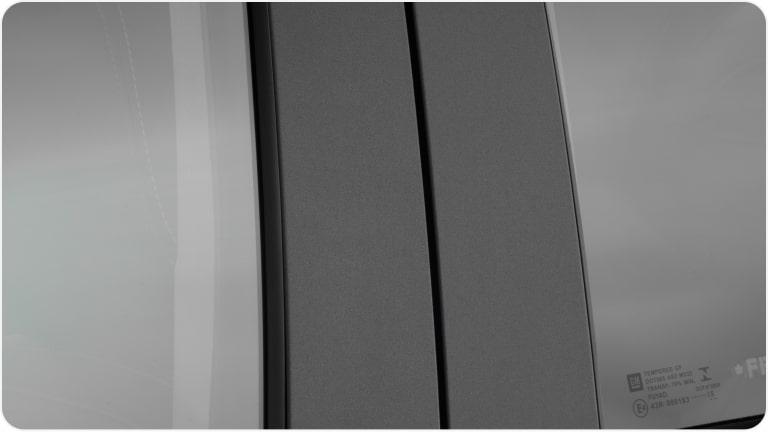 Detalhe do adesivo de coluna B que ilustra a página de acessórios originais Chevrolet do Onix Plus.