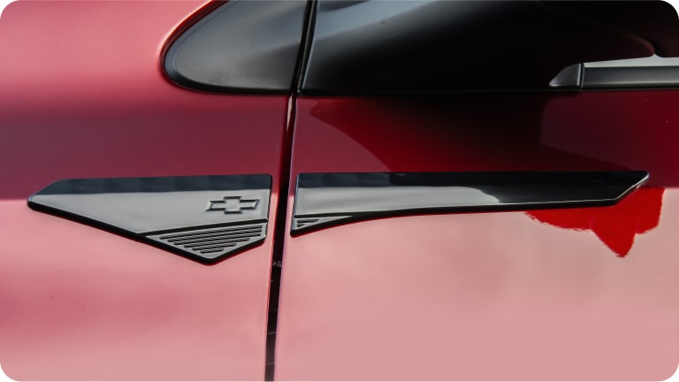 Aplique ornamental do para-lama do Chevrolet Onix Plus para a respectiva página de acessórios.