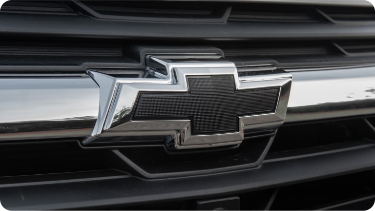 Kit de emblema dianteiro e traseiro (gravata Chevrolet) do Chevrolet Onix Plus para a respectiva página de acessórios.