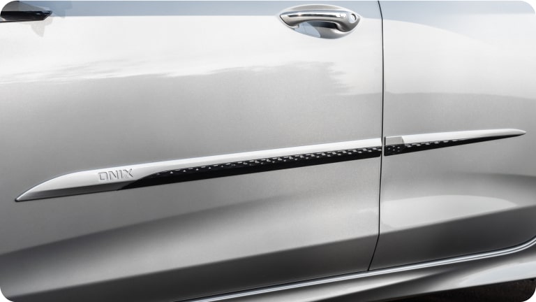 Friso de porta do Chevrolet Onix Plus para a respectiva página de acessórios.