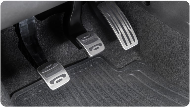 Pedaleira esportiva para câmbio manual linha de acessórios originais para o Chevrolet Onix Plus.