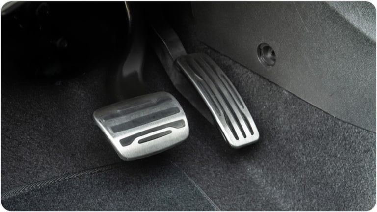 Pedaleira esportiva para câmbio automático linha de acessórios originais para o Chevrolet Onix Plus.